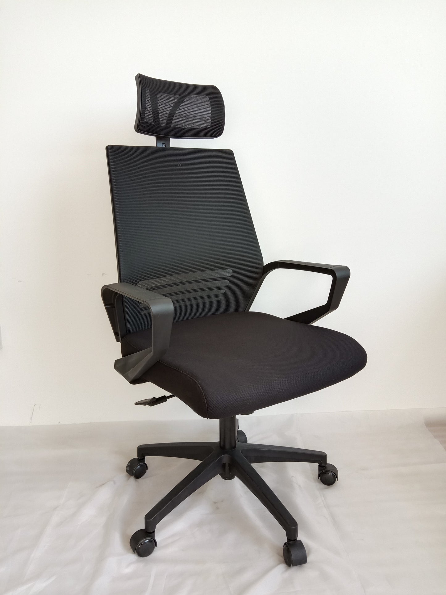 Silla de Escritorio Montreal, Negro, con cómodo espaldar y rodachinas para su fácil desplazamiento